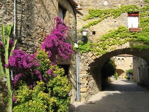 Property grounds - Timeless stone villa with private pool and garden in Peratallada - near the sea. (Begur)