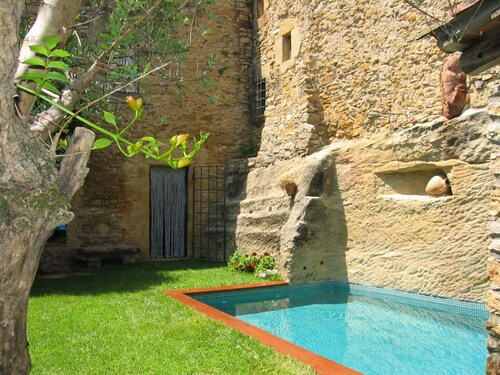 Timeless stone villa with private pool and garden in Peratallada - near the sea.