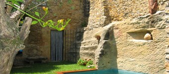 Timeless stone villa with private pool and garden in Peratallada - near the sea.