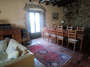 Smart-TV, peis og bøker