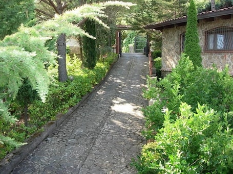 Property grounds. house / villa - 9 rooms - 4/12 persons