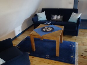Smart TV, fireplace, DVD player, books - Holidays by the sea in a historic thatched house: WiFi, 2 Smart TVs, sauna from 2022 (Pommerby)