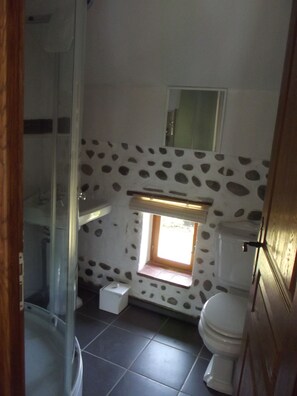 Duschwanne, Haartrockner, Handtücher