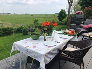 Outdoor dining - Vacation apartment in the Rosenhaus am See (Dagebüll)