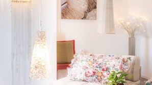 A cozy living room with a sofa, a wooden coffee table, and decorative items. - Vacation apartment in the Rosenhaus am See (Dagebüll)