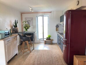 Fridge, microwave, oven, stovetop - Vacation apartment in the Rosenhaus am See (Dagebüll)