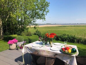 Outdoor dining - Vacation apartment in the Rosenhaus am See (Dagebüll)