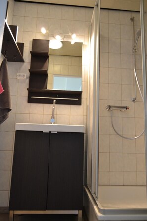 Bathroom - Vacation home by Lake Naren - tranquillity, nature & adventure in Värmland, dogs welcome (Hagfors)