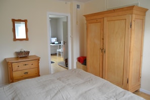 3 bedrooms, desk, iron/ironing board, free WiFi - Vacation home by Lake Naren - tranquillity, nature & adventure in Värmland, dogs welcome (Hagfors)