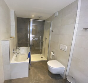 Combined shower/tub, hair dryer, towels, soap