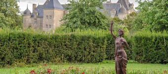 Relaxing and stylish living and vacation in the castle with a large park