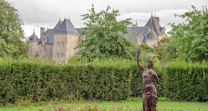 Relaxing and stylish living and vacation in the castle with a large park