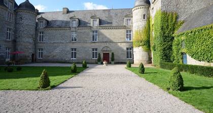 Relaxing and stylish living and vacation in the castle with a large park