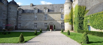 Relaxing and stylish living and vacation in the castle with a large park