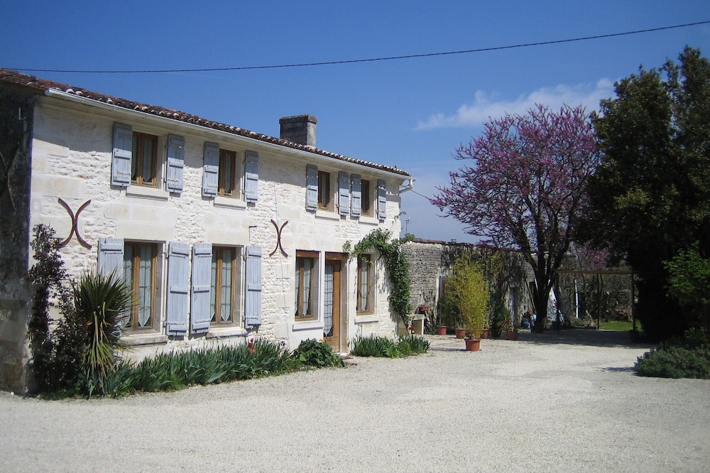 Rural cottage near Saintes