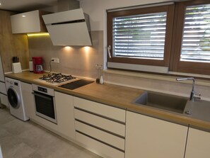 Fridge, microwave, oven, stovetop - Modern apartment near the beach for 4 people (Trogir)