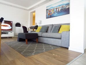 Tv, dvd-spelare, böcker och ett filmbibliotek