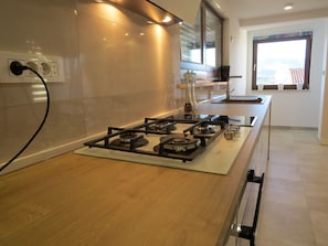 Frigorifero, microonde, forno, piano cottura