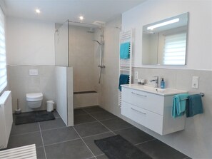 Combined shower/bathtub, hair dryer, towels - 5-star luxury apartment Albatros directly on the golf course with its own garage and terrace (Wiesmoor)