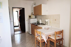 Een koelkast, een kookplaat, een koffiezetapparaat/waterkoker