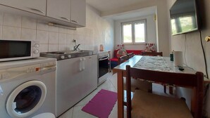 Kaffetrakter/tekoker, kjøleskap, mikrobølgeovn og ovn