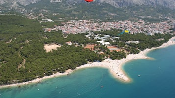 Ubicación cercana a la playa y tumbonas