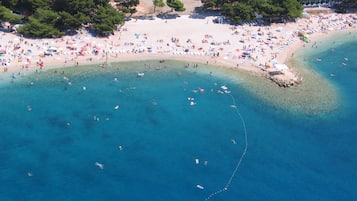 NĂ€ra stranden och solstolar