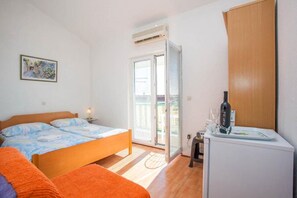 2 chambres, fer et planche à repasser, Wi-Fi, draps fournis