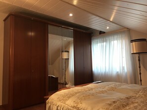 2 bedrooms, iron/ironing board, free WiFi, bed sheets - Hello and welcome to the beautiful EIFEL! (Hirten)