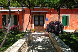 المنطقة المحيطة بالمنشأة