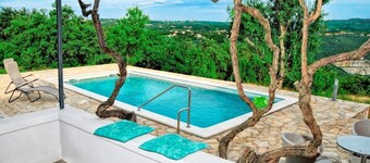 Traditional house with private pool & garden!