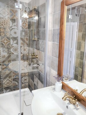 Dusche, Haartrockner, Handtücher, Toilettenpapier