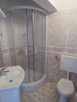 Bathtub, hair dryer, towels