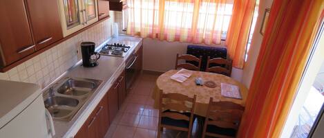 Coffee/tea maker, fridge, microwave, oven