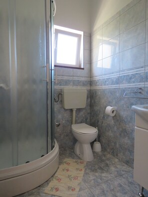 Baignoire, séchoir à cheveux, serviettes fournies