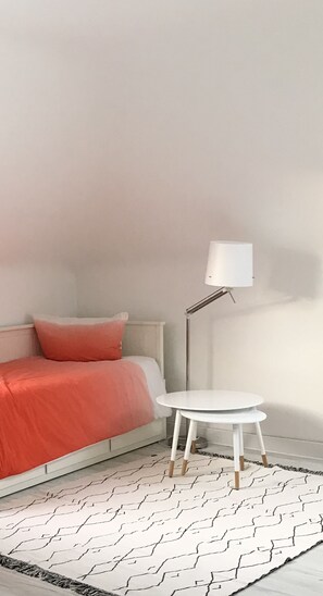 1 chambre, coffre-fort, bureau, fer et planche à repasser