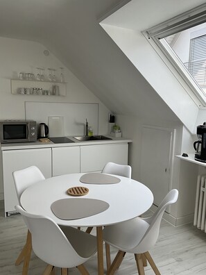 Kjøleskap, mikrobølgeovn, kokeplater og kaffetrakter/tekoker