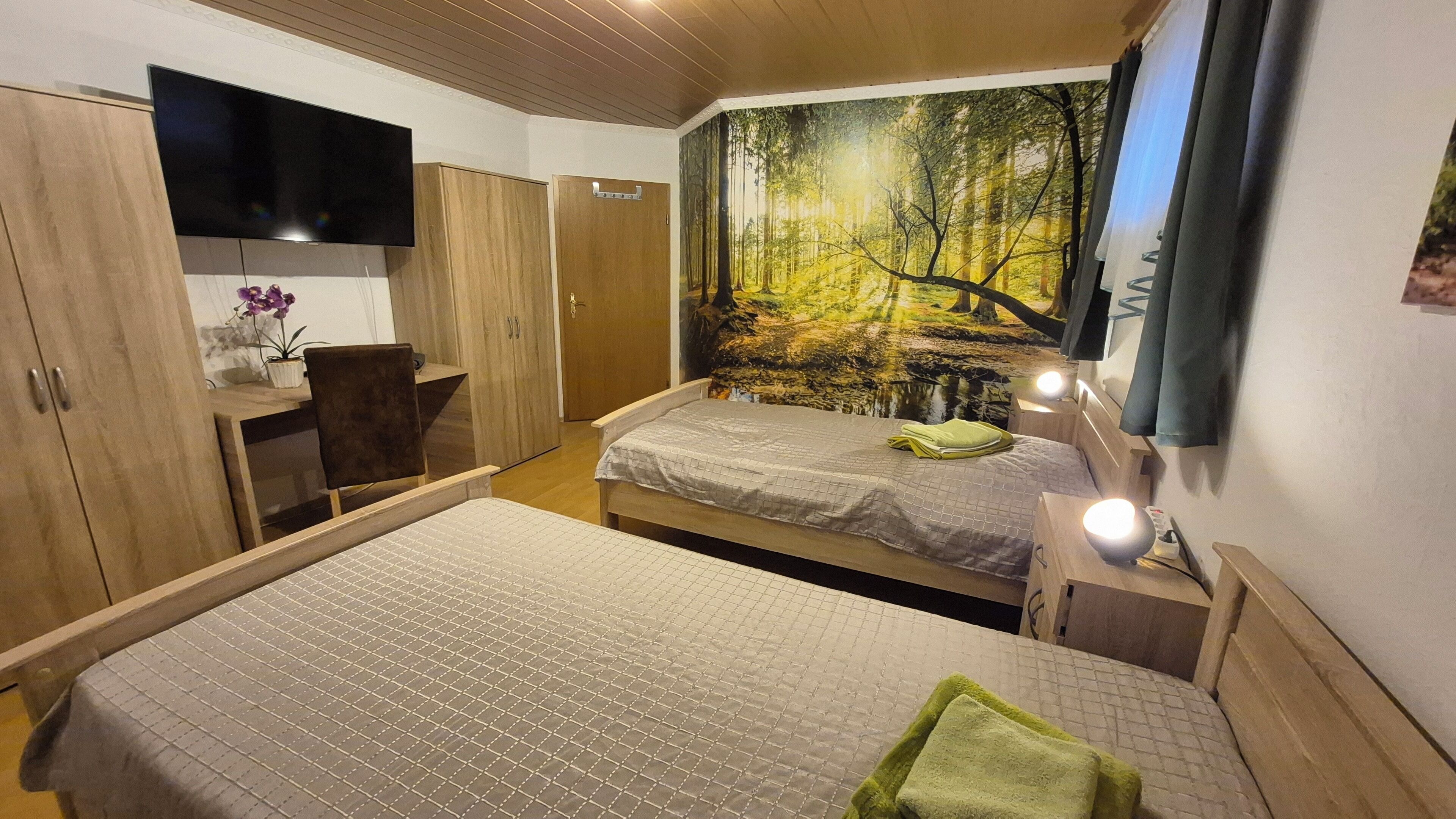 2 habitaciones, tabla de planchar con plancha y cuna de viaje 