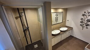 Dusche, Haartrockner, Handtücher, Seife