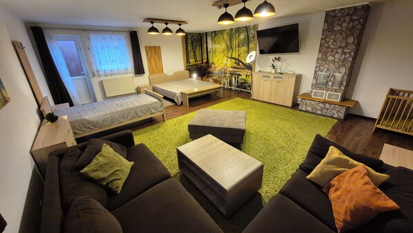 2 bedrooms, iron/ironing board, travel cot, free WiFi