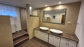 Dusche, Haartrockner, Handtücher, Seife