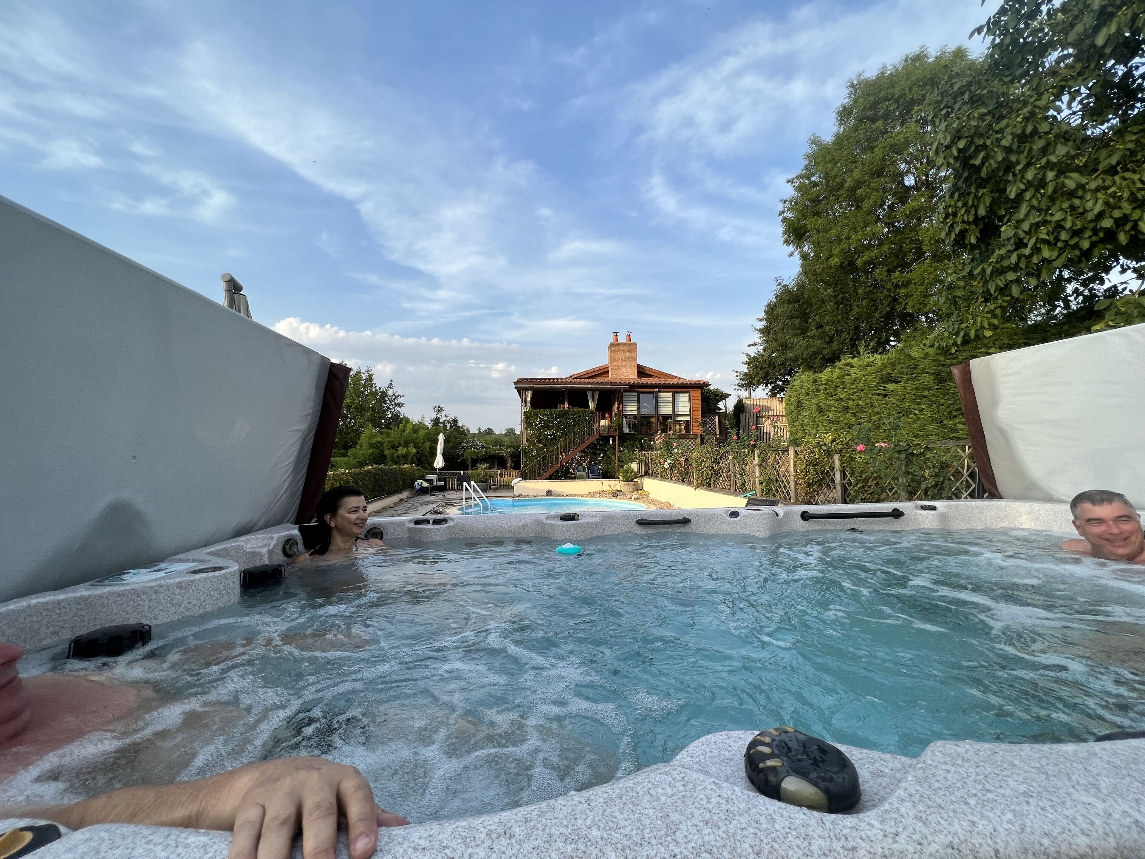 Luxury accommodation with heated pool, jacuzzi and fishing lake
