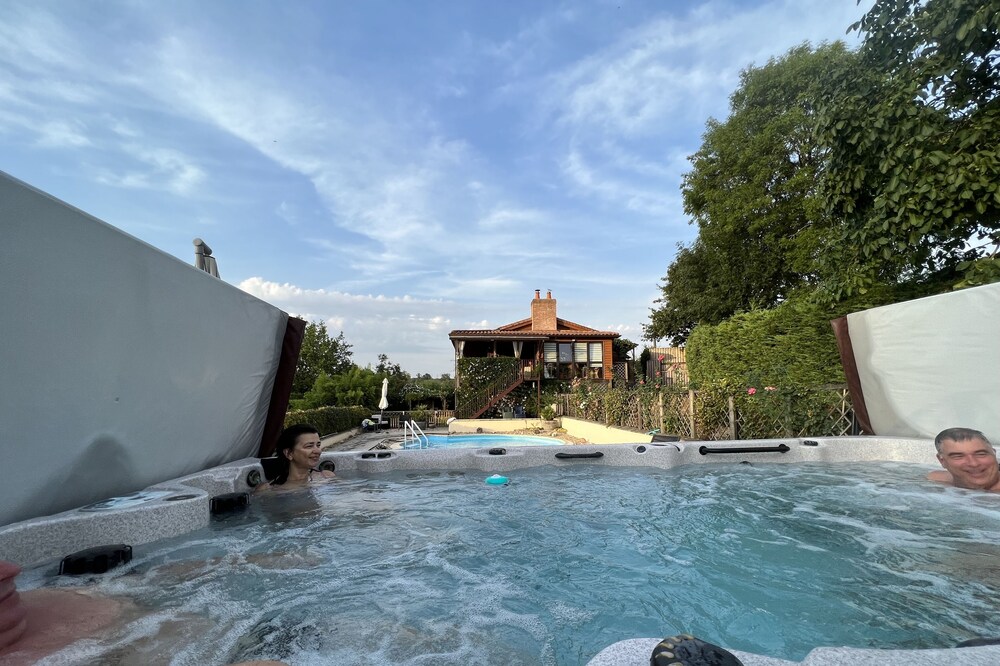 Luxury accommodation with heated pool, jacuzzi and fishing lake