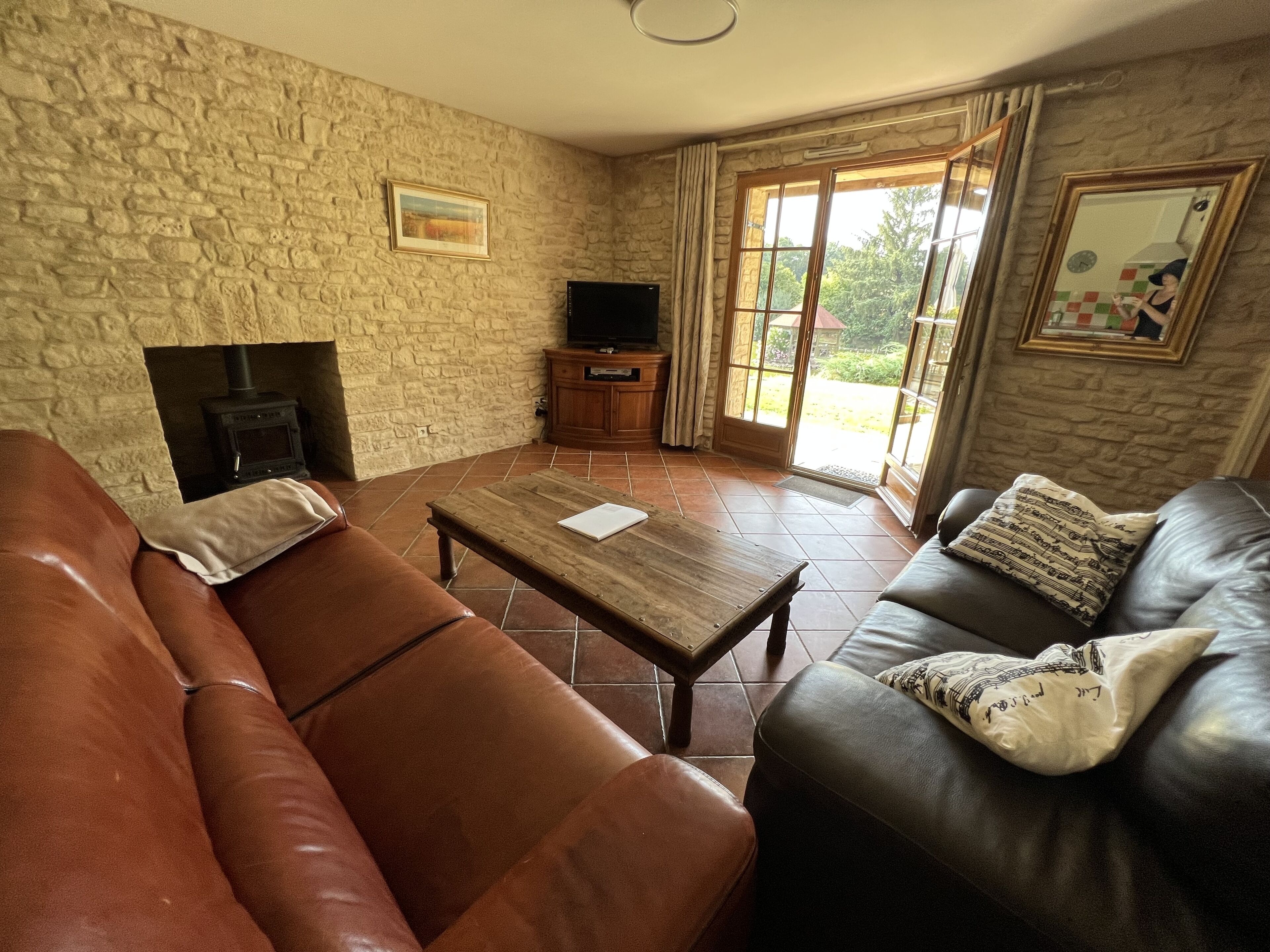 Luxury accommodation with heated pool, jacuzzi and fishing lake