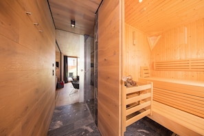 Sauna - CHALET BERGBLICK, 225m² luxury directly at the gondola and ski slope, private sauna (Bramberg am Wildkogel)