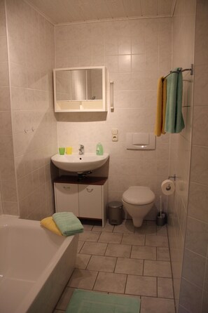 Duschwanne, Handtücher, Seife, Toilettenpapier