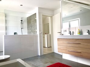 Badewanne, Haartrockner, Handtücher