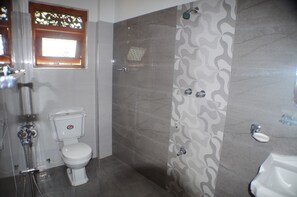 Een douche, een bidet, handdoeken