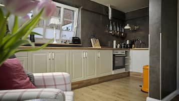 Réfrigérateur, un four, surface de cuisson, lave-vaisselle