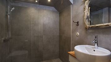 Combined shower/bathtub, rainfall showerhead, hair dryer, towels